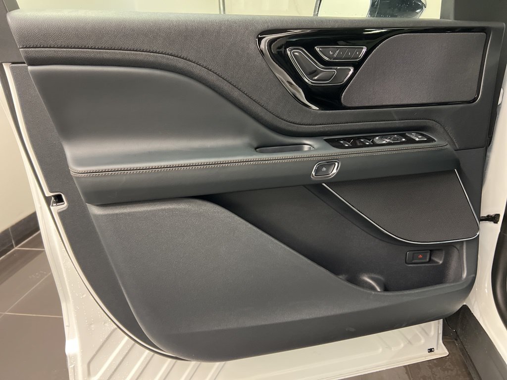 Used 2026 Lincoln Aviator AWD image 27