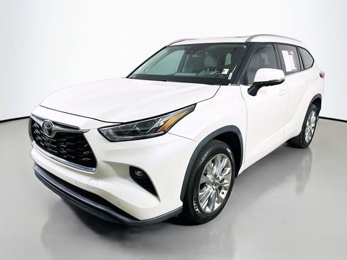 Used 2021 Toyota Highlander Limited FWD image 3
