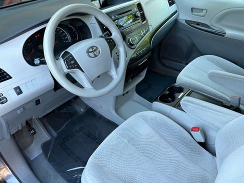 Used 2013 Toyota Sienna LE FWD image 13