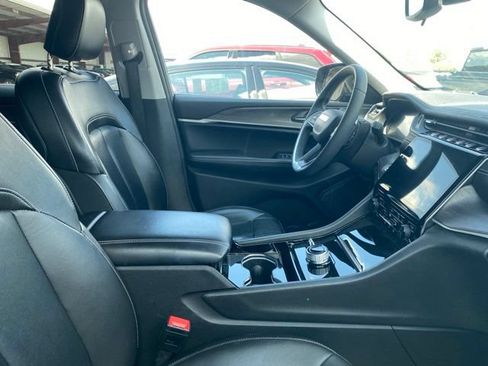 Used 2023 Jeep Grand Cherokee Limited w/ Black Appearance Package AWD/4WD image 5