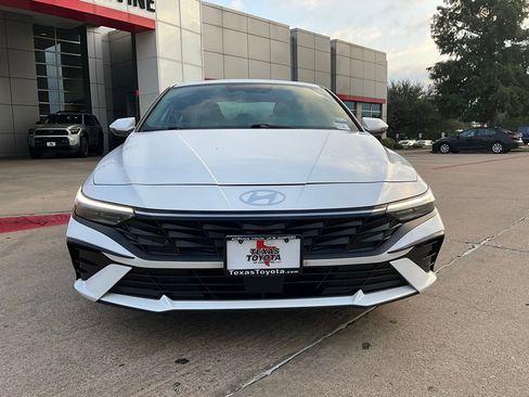 Used 2025 Hyundai Elantra Limited image 4