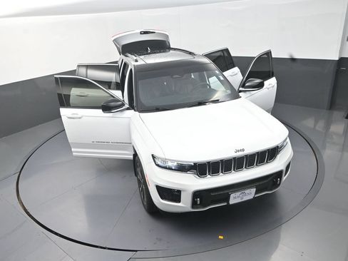 Used 2024 Jeep Grand Cherokee Overland w/ Luxury Tech Group IV AWD/4WD image 30
