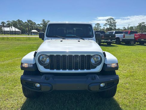 Certified 2025 Jeep Gladiator Sport AWD/4WD image 8