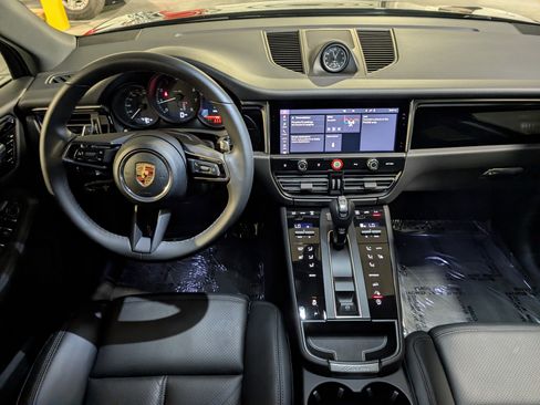 Used 2025 Porsche Macan image 6