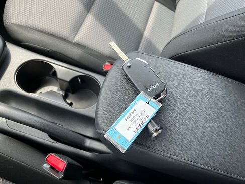 Used 2025 Kia Soul LX w/ LX Technology Package FWD image 29