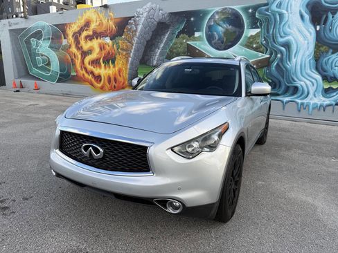 Used 2017 INFINITI QX70 2WD w/ Premium Package image 2