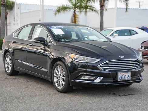Used 2017 Ford Fusion SE w/ Fusion SE Technology Package image 3