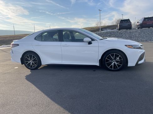 Used 2024 Toyota Camry SE image 2