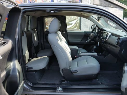 Used 2022 Toyota Tacoma SR5 AWD/4WD image 12