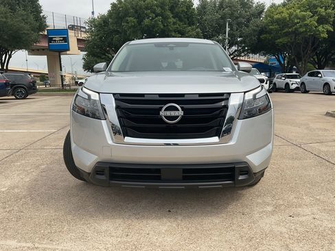 Used 2025 Nissan Pathfinder SV FWD image 3