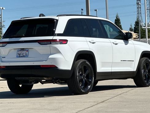 Used 2025 Jeep Grand Cherokee Altitude AWD/4WD image 3