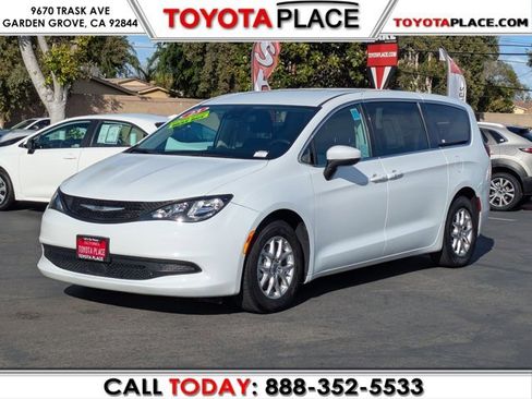 Used 2023 Chrysler Voyager LX image 1