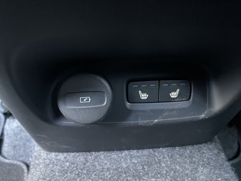 Used 2025 Volvo XC40 B5 Core image 36