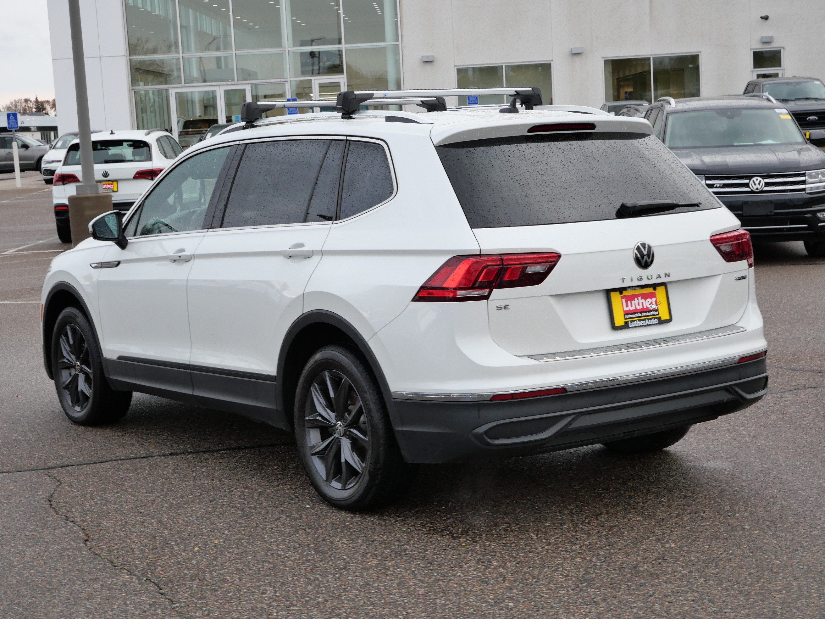 Used 2023 Volkswagen Tiguan SE w/ Panoramic Sunroof Package AWD/4WD image 3