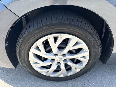 Used 2018 Toyota Corolla LE FWD image 5