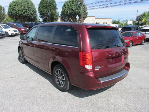 Used 2017 Dodge Grand Caravan SXT FWD image 5
