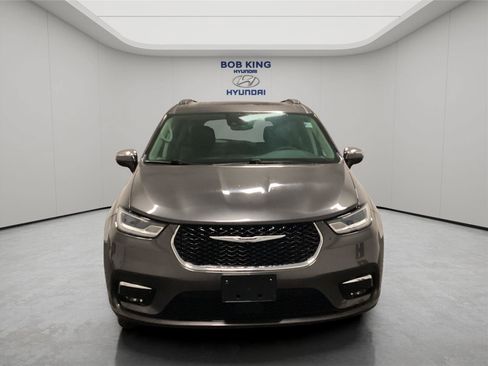 Used 2023 Chrysler Pacifica Limited FWD image 8