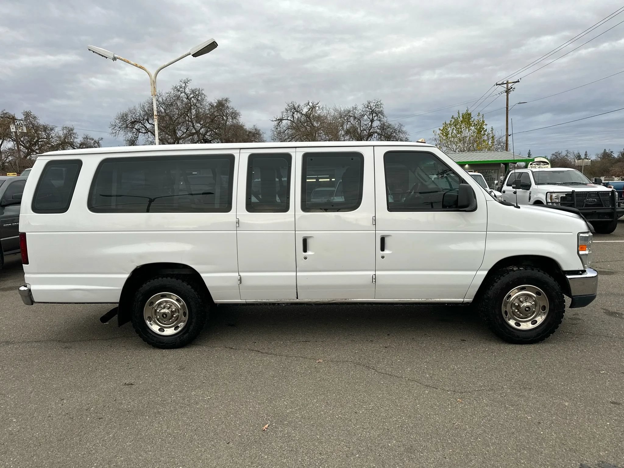 Used 2011 Ford E-350 and Econoline 350 XLT RWD image 3