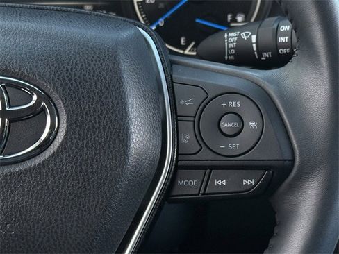 Used 2023 Toyota Venza LE image 14