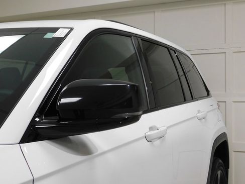 Used 2023 Jeep Grand Cherokee Altitude AWD/4WD image 17