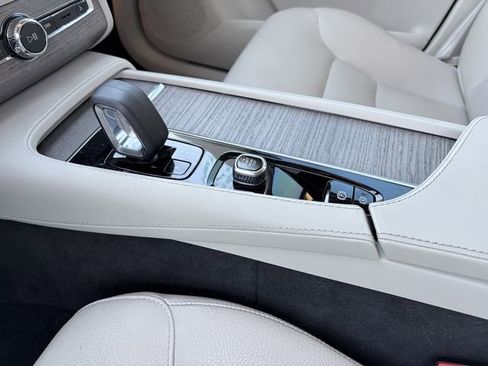 Used 2023 Volvo XC90 B6 Core image 9