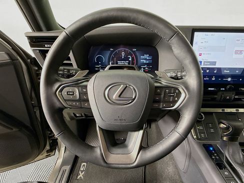 Used 2025 Lexus GX 550 image 11