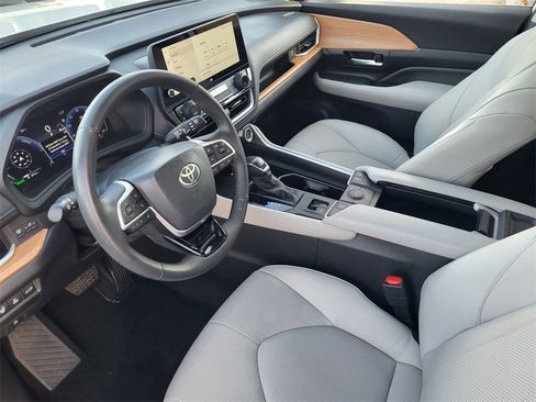 Used 2024 Toyota Grand Highlander Limited image 11