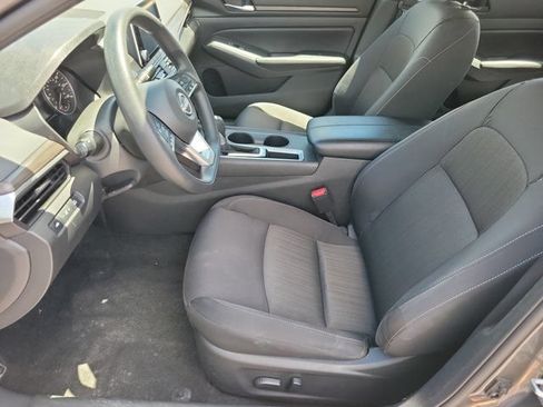 Used 2025 Nissan Altima 2.5 SV FWD image 3