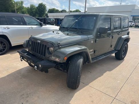 Used 2015 Jeep Wrangler Unlimited Sahara w/ Connectivity Group AWD/4WD image 2