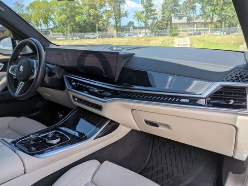 Used 2025 BMW X7 M60i image 17