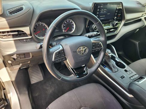 Used 2021 Toyota Highlander LE FWD image 2