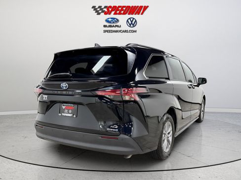 Used 2021 Toyota Sienna XLE image 7
