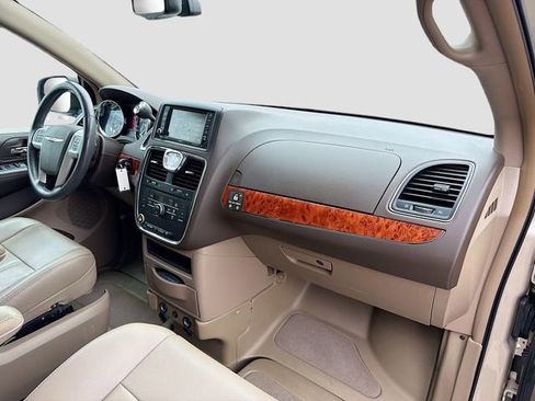 Used 2015 Chrysler Town & Country Touring image 14