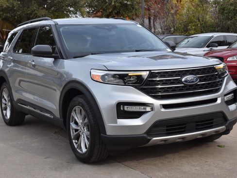 Used 2023 Ford Explorer XLT w/ Equipment Group 202A image 4