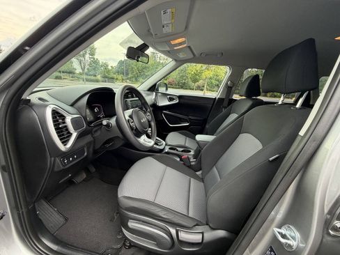 Used 2023 Kia Soul LX w/ LX Technology Package FWD image 8