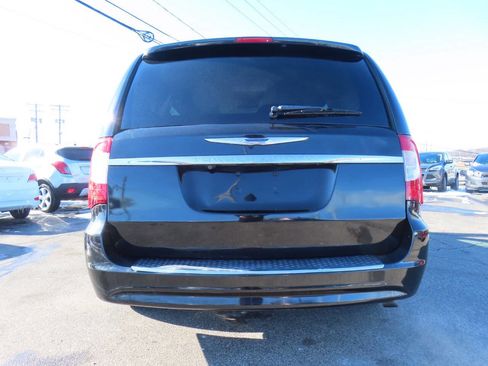 Used 2014 Chrysler Town & Country Touring image 7