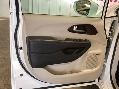 Used 2017 Chrysler Pacifica Limited image 13