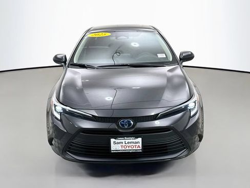 Used 2025 Toyota Corolla LE w/ LE Premium Package FWD image 2