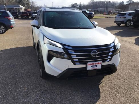 Used 2024 Nissan Rogue SV w/ SV Premium Package image 11