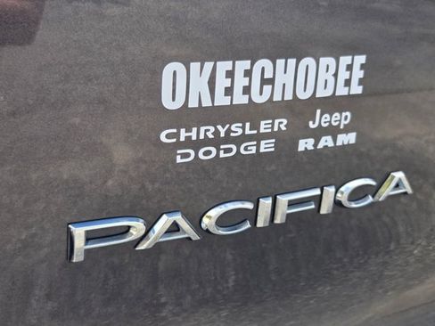 Used 2023 Chrysler Pacifica Touring-L AWD/4WD image 15