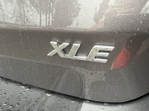 Used 2018 Toyota Sienna XLE Premium w/ Carpet Mat Package image 33