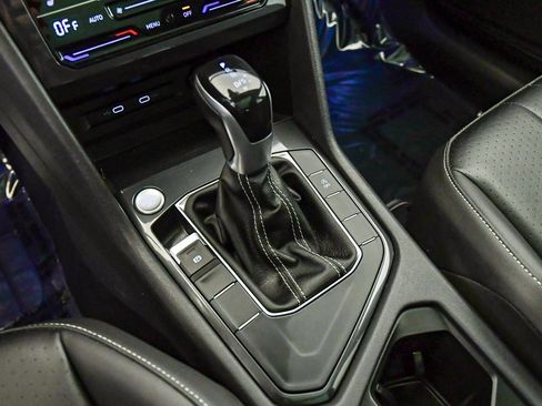 Used 2022 Volkswagen Tiguan SE w/ Panoramic Sunroof Package image 24