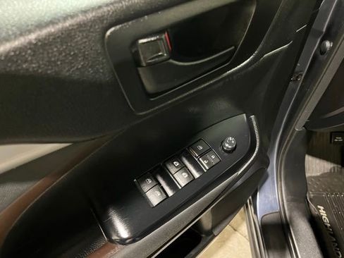 Used 2018 Toyota Highlander LE image 34