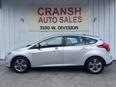 Used 2014 Ford Focus SE w/ SE Sport Package FWD image 4