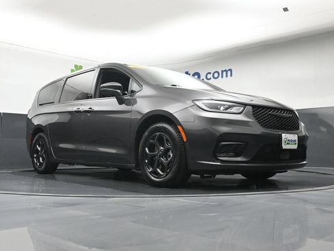 Used 2022 Chrysler Pacifica Touring-L w/ Uconnect Theater Family Group FWD image 27