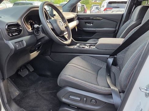 Used 2025 Honda Pilot Sport image 18