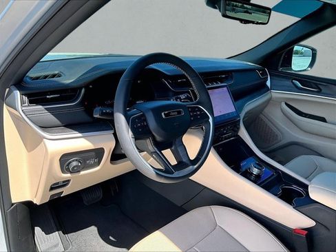 Used 2025 Jeep Grand Cherokee Limited w/ Luxury Tech Group II RWD image 14