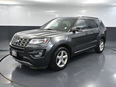 Used 2017 Ford Explorer XLT AWD/4WD image 5