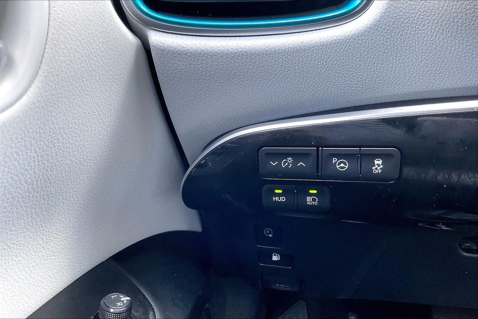 Used 2017 Toyota Prius Prime Advanced w/ Preferred Accessory Package FWD image 33