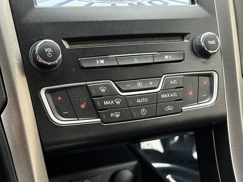 Used 2017 Ford Fusion SE w/ Fusion SE Technology Package image 19